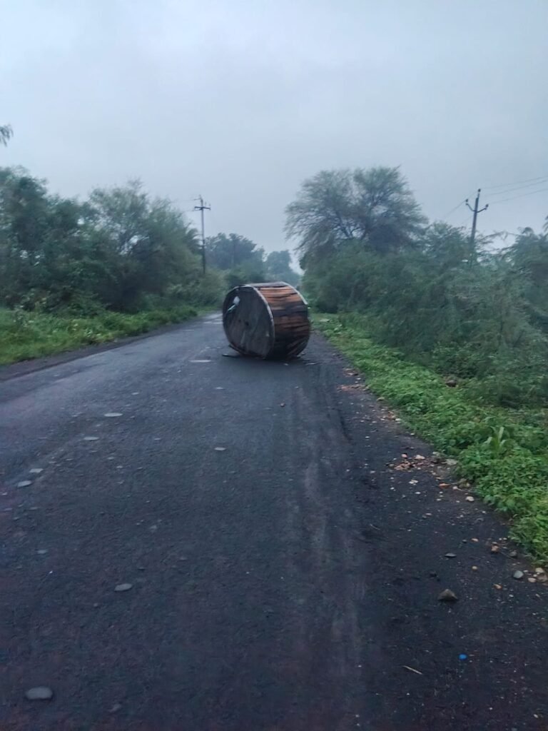 મોરવા હડફના મેત્રાલ ગામે મોંઘાદાટ UG કેબલના ડ્રમ બિનવારસી હાલતમાં છોડીને કોન્ટ્રાક્ટર રફુચક્કર.!!