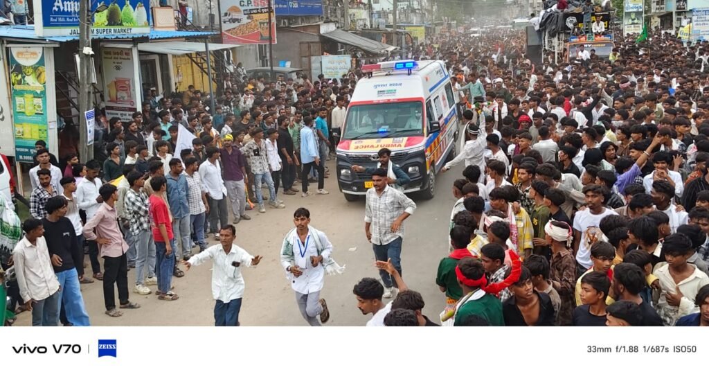 હજારોની જનમેદની વચ્ચે પણ માનવતા પ્રથમ: આદિવાસી રેલીમાં 108 માટે તરત રસ્તો કરી આપતા સ્વયંસેવકો