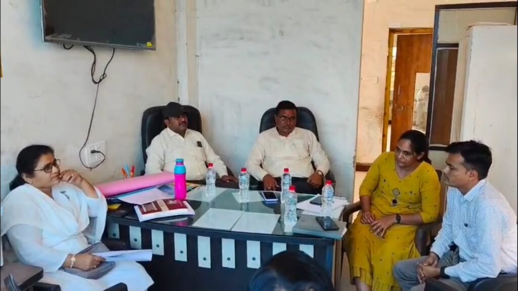 રક્ષાબંધન ના આગમન પૂર્વે ભાઈ દેવેન ની ખાનગી શાળા મા સરકારી શિક્ષણ ની સામગ્રીઓ ઘુસાડવાના કાવતરાઓ બહેન ને ભારે પડ્યો…