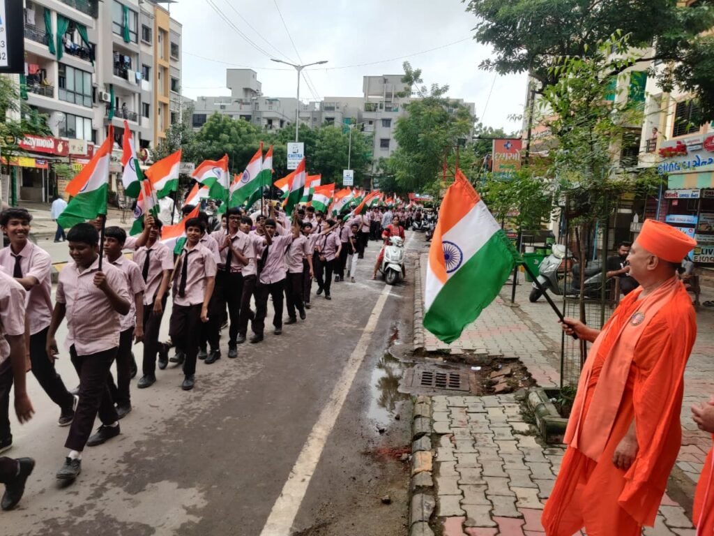 ભગવા વસ્ત્ર, હાથમાં તિરંગો અને હૈયામાં હિન્દુસ્તાન : મણિનગરમાં ધર્મ-ભક્તિ-દેશભક્તિનો ત્રિવેણી સંગમ