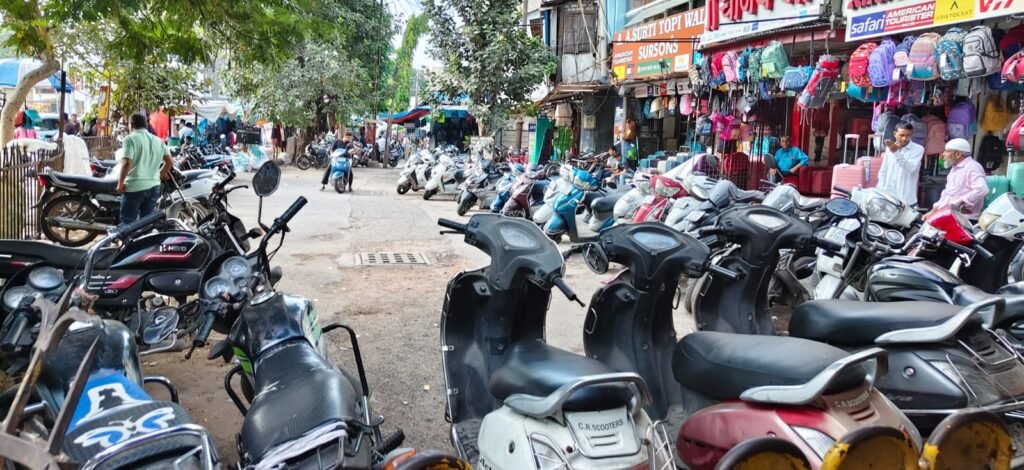 વડોદરા મંગળબજાર પાસે સાંઈનાથ પે એન્ડ પાર્કમાં પાર્કિંગના નામે ઉઘાડી લૂંટ ગ્રાહકોને પાવતી અપાતી નથી