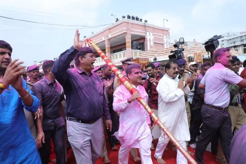ભાદરવી પૂનમે અંબાજીમાંમાઈભક્તોનું ઘોડાપૂર નાયબ મુખ્યમંત્રી હર્ષ સંઘવીએ દર્શન કરી ધજા ચઢાવી
