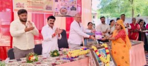 આજ રોજ પંચમહાલ જિલ્લાના હાલોલ ખાતે માનનીય ધારાસભ્ય જયદ્રથસિંહજી પરમારના હસ્તે હાલોલ આઈ.સી.ડી.એસ. ઘટક-૨ અંતર્ગત આંગણવાડી કેન્દ્ર ટાઢોડીયા-૧ના નવ નિર્મિત મકાનનું લોકાર્પણ કરવામાં આવ્યું હતું. આ પ્રસંગે આંગણવાડી કેન્દ્ર ખાતે **‘આંગણ મિલન સેવા ઉત્સવ’**ની પણ ઉજવણી કરવામાં આવી હતી. કાર્યક્રમ દરમિયાન આંગણવાડી કેન્દ્રની સેવાઓ, બાળકોના પોષણ અને સર્વાંગી વિકાસ અંગે ઉપસ્થિત મહાનુભાવોએ માર્ગદર્શન આપ્યું હતું. નવ નિર્મિત આંગણવાડી મકાનથી સ્થાનિક બાળકોને વધુ સુવિધાયુક્ત અને સાનુકૂળ વાતાવરણમાં આંગણવાડીની સેવાઓ મળી રહે તેવી અપેક્ષા વ્યક્ત કરવામાં આવી હતી. કાર્યક્રમમાં આઈ.સી.ડી.એસ. વિભાગના અધિકારીઓ-કર્મચારીઓ, આંગણવાડી કાર્યકરો, તેડાગરો તેમજ સ્થાનિક આગેવાનો અને ગ્રામજનો ઉપસ્થિત રહ્યા હતા.