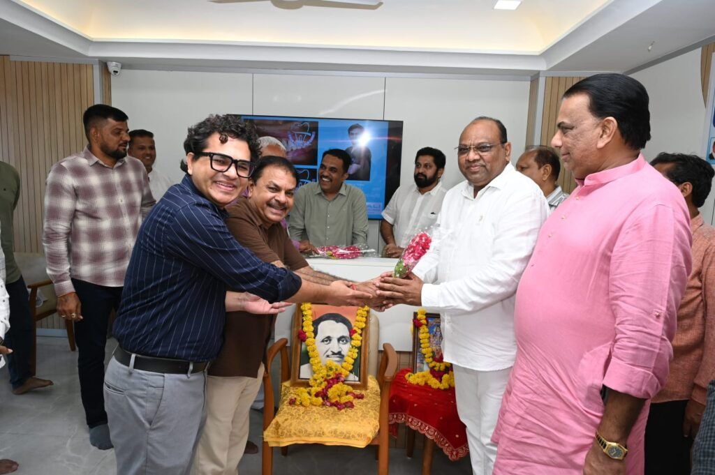 દેશના યશસ્વી વડાપ્રધાન શ્રી નરેન્દ્ર મોદીજીના જન્મદિવસ તથા જનસેવાના ગૌરવવંતા ૨૫ વર્ષ પૂર્ણ થવાના અવસરે સમગ્ર દેશમાં ચાલી રહેલા "સેવા સંકલ્પ અભિયાન" અંતર્ગત આજરોજ અંજલિ ડેન્ટલ ક્લિનિક, ગોધરા ખાતે નિઃશુલ્ક મેગા ડેન્ટલ કેમ્પનું સફળ આયોજન કરવામાં આવ્યું હતું.આ કેમ્પમાં ૧૮૦થી વધુ દર્દીઓએ નિઃશુલ્ક દાંતની તપાસનો લાભ લીધો હતો, જ્યારે ૭૦ જેટલા દર્દીઓના નિઃશુલ્ક X-Ray કરવામાં આવ્યા હતા. કેમ્પમાં ઉપસ્થિત તમામ દર્દીઓને ક્લિનિક તરફથી ડેન્ટલ અવેરનેસ કીટ ભેટ સ્વરૂપે આપવામાં આવી હતી.આ પ્રસંગે અંજલિ ડેન્ટલ ક્લિનિકના *ડો. ચિરાગ ઠાકરે* જણાવ્યું હતું કે, "અંજલિ ડેન્ટલ ક્લિનિક હંમેશા દર્દીઓના સંતોષ અને આધુનિક ઉત્તમ સારવાર માટે પ્રતિબદ્ધ રહ્યું છે. આ સેવાકીય કાર્યક્રમની પ્રેરણા મારા પિતાશ્રી *શ્રી શૈલેષભાઈ ઠાકર* તરફથી મળી હતી, જેના થકી આ સુંદર કાર્યક્રમનું સફળ આયોજન થઈ શક્યું છે."આ કાર્યક્રમમાં પંચમહાલ જિલ્લા ભાજપ પ્રભારી શ્રી *હર્ષદભાઈ વસાવા*, જિલ્લા ભાજપ પ્રમુખ શ્રી *મયંકભાઈ દેસાઈ*, જિલ્લા મહામંત્રી શ્રી *કુલદીપસિંહ સોલંકી*, ગોધરા નગરપાલિકાના ચૂંટાયેલા સદસ્યશ્રીઓ, શહેર ભાજપ સંગઠનના હોદ્દેદારો, *ભારત વિકાસ પરિષદ, ગોધરા શાખાના સૌ હોદ્દેદારો* પંચમહાલનું ઘરેણુ લોકગાયિકા *અનીતાબેન ગઢવી* *સોનલબેન બારોટ,* અને મોટી સંખ્યામાં નાગરિકો ઉપસ્થિત રહ્યા હતા.ઉપસ્થિત મહાનુભાવોએ અંજલિ ડેન્ટલ ક્લિનિકની આ સેવાકીય પ્રવૃત્તિને બિરદાવી હતી અને તેને વડાપ્રધાનશ્રીના સેવા, સુશાસન અને ગરીબ કલ્યાણના મંત્રને સાકાર કરતું ઉત્તમ ઉદાહરણ ગણાવ્યું હતું.અંતમાં અંજલિ ડેન્ટલ ક્લિનિક અને ઠાકર પરિવાર દ્વારા આ કાર્યક્રમને સફળ બનાવવા બદલ સૌનો આભાર વ્યક્ત કરવામાં આવ્યો હતો.