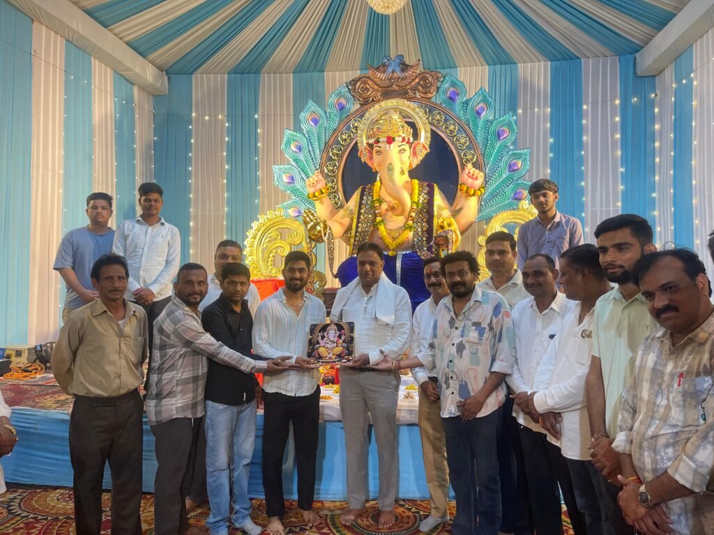 પંચમહાલ ભાજપ પ્રમુખ મયંકભાઈ દેસાઈએ ઘોઘંબા માં વિવિધ ગણેશ મંડળોની મુલાકાત લઈ ગણપતિ દાદાના દર્શન કર્યા